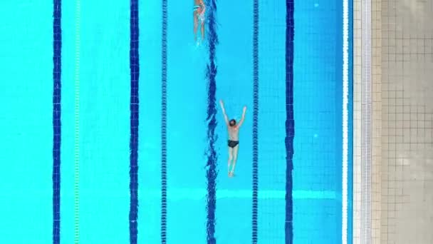 Menschen Schwimmbad Gesamtübersicht — Stockvideo