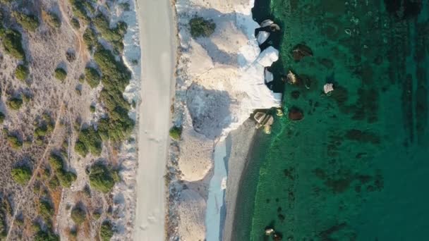 Praia Rochosa Sobranceira Com Água Cristalina — Vídeo de Stock