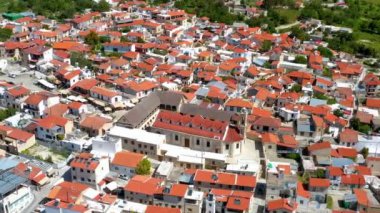 Omodos köyündeki Timios Stavros manastırında uçuyor. Limasol İlçesi, Kıbrıs