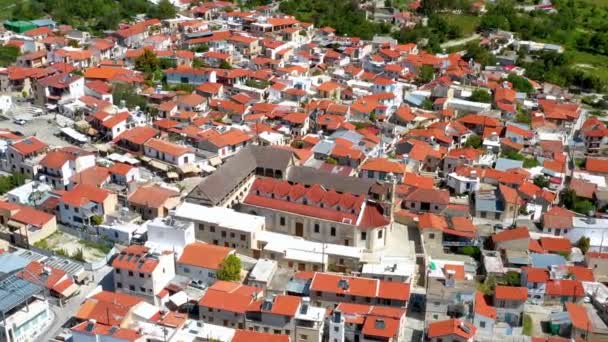 在Omodos村的Timios Stavros修道院周围飞行 塞浦路斯Limassol区 — 图库视频影像