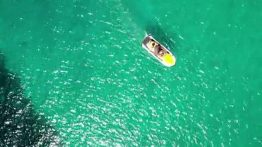 Su motosikletinde kayak yapan turistler. Genel Görünüm