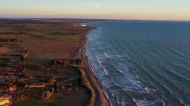 Gün batımında Kourion sahilinde uçmak. Episkopi, Limasol İlçesi, Kıbrıs