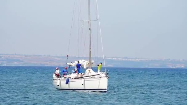 Larnaca Cyprus June 2019 Barco Vela Que Entra Puerto Después — Vídeo de stock