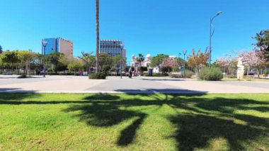 LIMASSOL, CYPRUS - Nisan 05, 2018: Limasol 'deki Molos Park' taki gezinme yolu