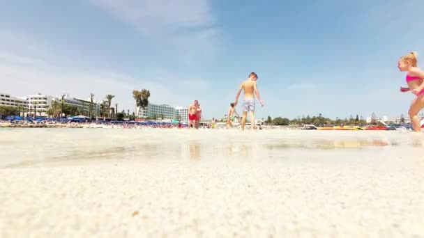 Ayia Napa Кіпр Квітня 2018 Люди Купання Сонячні Ванни Пляжі — стокове відео