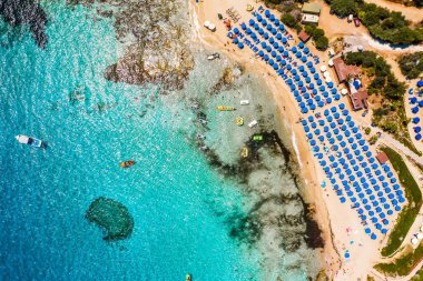 Ayia Napa 'daki Glyki Nero Sahili üzerinde hava manzarası. Famagusta Bölgesi. Kıbrıs