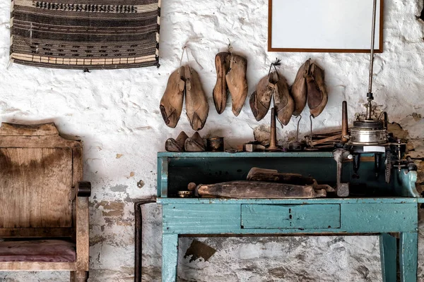 Oficina de sapateiro vintage com moldes de sapatos — Fotografia de Stock