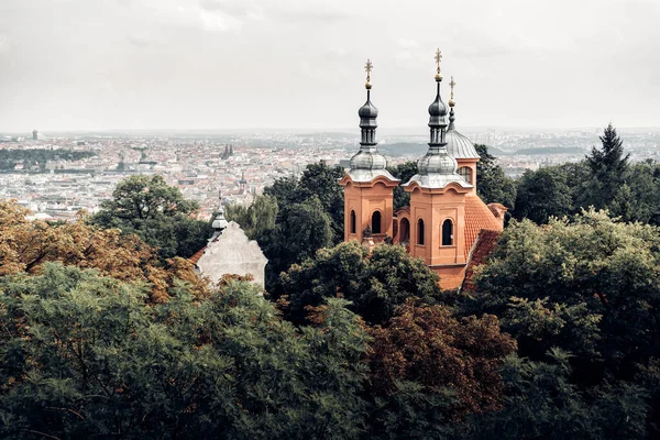 Kathedrale von st lawrence auf petrin hill. Prag, Tschechische Republik — Stockfoto
