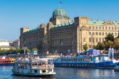 Prag, Çek Cumhuriyeti - 09 Temmuz 2016: Prag 'daki Vltava nehrinin kıyısındaki Sanayi ve Ticaret Bakanlığı