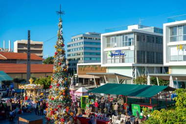 Limasol, Kıbrıs - 09 Aralık 2018: Limasol Marina 'da kalabalık ve Noel ağacı