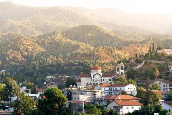 The church and village of Kakopetria in the Solea Valley. Troodo — Stock Photo, Image