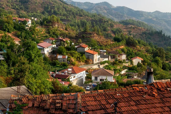 Widok na wioskę Agros i pasmo górskie Troodos. Dystrykt Limassol, Cypr — Zdjęcie stockowe