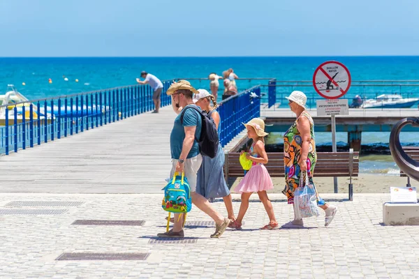 LARNACA, CYPRUS - JUNHO 09, 2019: Grupo de turistas na Avenida Finikoudes — Fotografia de Stock