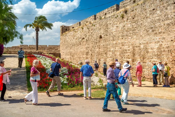 Famagusta, Cypern - 12 maj 2019: Grupp av turister på Othello slott — Stockfoto