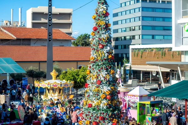 Limasol, Kıbrıs - 09 Aralık 2018: Limasol Marina 'da kalabalık ve Noel ağacı