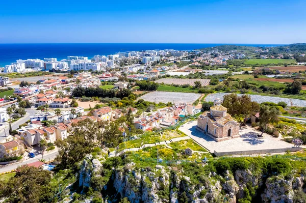 プロタラス町とプロフィティス イライアス教会の高台の景色 キプロスのファマグスタ地区 — ストック写真