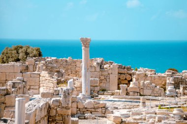 Kourion arkeoloji sahasındaki eski Hıristiyan bazilikasının kalıntıları. Limasol İlçesi, Kıbrıs