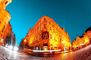 Gece Eski Şehir Meydanı 'nda barok tarzı bir bina. Prag, Çek Cumhuriyeti