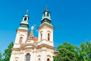 Skalka 'daki St. Jan Nepomucky Kilisesi' nin iki kulesi. Prag, Çek Cumhuriyeti
