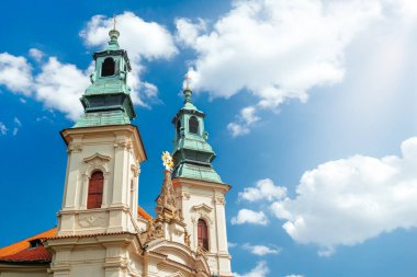 Kaya üzerindeki Nepomuk Kilisesi 'nin iki çan kulesi. Prag, Çek Cumhuriyeti