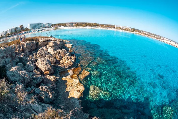 Küstenlinie Strand Von Nissi Blick Von Einer Felseninsel Ayia Napa — Stockfoto