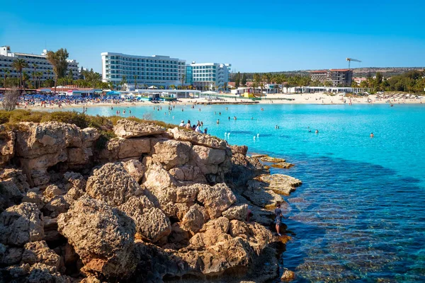 Pobřeží Pláži Nissi Výhled Skalnatého Ostrůvku Ayia Napa Famagusta District — Stock fotografie