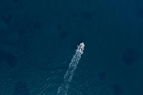 Small Fishing Boat Deep Blue Sea Overhead View — Stock Photo, Image