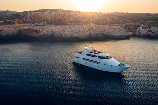 Crucero Laguna Azul Cerca Península Del Cabo Greco Chipre — Foto de Stock