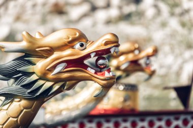 Ejderha tekneleri ahşap iskelede ya da gölde iskeleye demirlemişti.