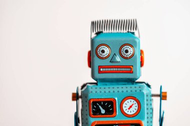 Eski, teneke robot portresi.
