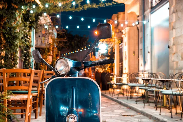 Scooter Vintage Estacionado Calle Estrecha Old Ton Limassol Chipre — Foto de Stock