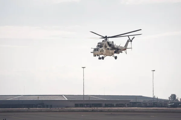 Helicóptero Ataque Saindo Base Força Aérea — Fotografia de Stock