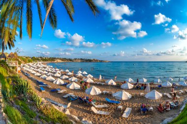 Coral Bay Sahili manzarası. Paphos İlçesi, Kıbrıs