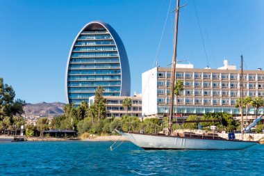 Kıbrıs Rum Kesimi 'nin Limasol kentinde demirli yelkenli