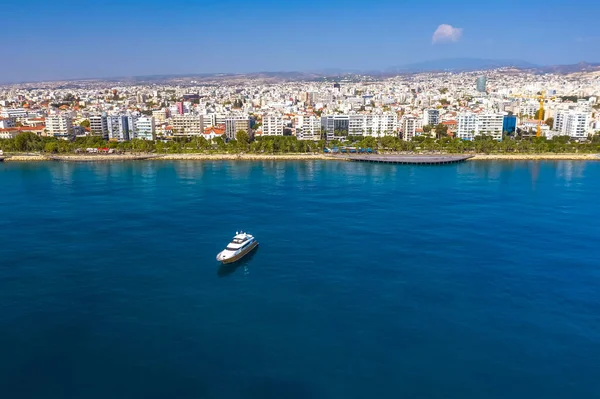 Yacht Crociera Vicino Lungomare Limassol Vista Aerea — Foto Stock