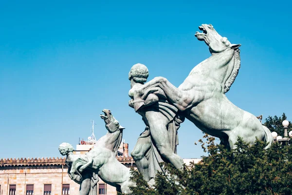 Estatuas Frente Asamblea Nacional Belgrado Serbia —  Fotos de Stock