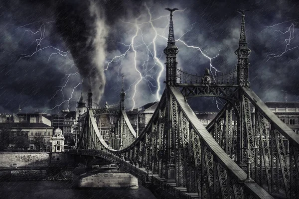Paisaje Urbano Apocalíptico Budapest Con Tornado Lluvia Intensa Iluminación Ilustración — Foto de Stock