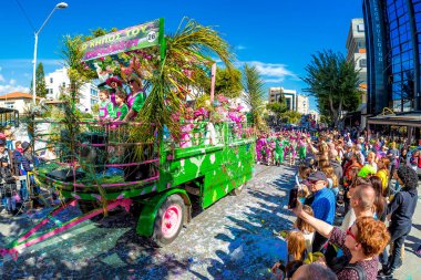 Limasol, Kıbrıs - 01 Mart 2020: Ünlü yıllık Büyük Karnaval Geçidi sırasında renkli kostümlü bir grup katılımcıyla at arabası