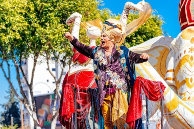 Limasol, Kıbrıs - 01 Mart 2020: Yıllık Büyük Karnaval Geçidi sırasında 'Karnaval Kralı'