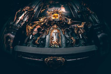 Prag 'daki St. Nicholas Katedrali' nin (Kostel svateho Mikulase) iç manzarası (Mala Strana)