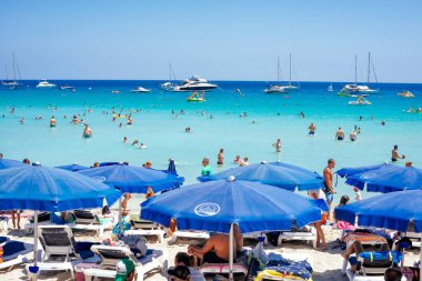 Famagusta İlçesi, Kıbrıs - 20 Haziran 2019: İnsanlar Konnos plajında güneşleniyor ve dinleniyor