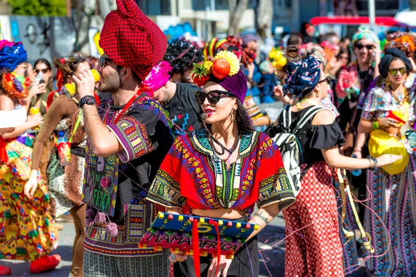 Limassol Chipre Março 2020 Pessoas Trajes Coloridos Durante Famoso Desfile — Fotografia de Stock
