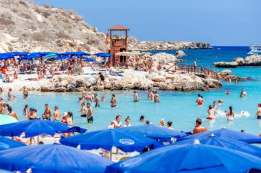 Famagusta İlçesi, Kıbrıs - 20 Haziran 2019: Konnos plajı manzarası, ünlü turizm merkezi