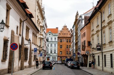 Pilsen (Plzen), Çek Cumhuriyeti - 27 Mayıs 2018: Şehrin eski bir kesimindeki Perlova Caddesi manzarası