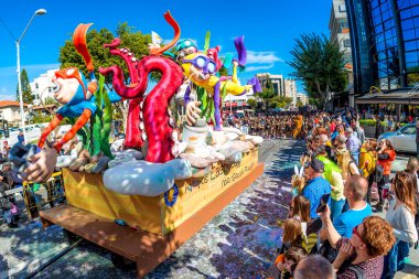 Limasol, Kıbrıs - 01 Mart 2020: Ünlü yıllık Büyük Karnaval Geçidi sırasında renkli kostümlü bir grup katılımcıyla at arabası