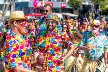 Limasol, Kıbrıs - 01 Mart 2020: Ünlü yıllık Büyük Karnaval Geçidi sırasında renkli kostümlü bir grup katılımcı