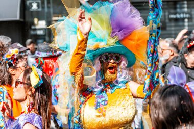 Limasol, Kıbrıs - 01 Mart 2020: Ünlü yıllık Büyük Karnaval Geçidi sırasında renkli kostümlü insanlar