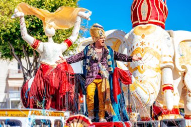 Limasol, Kıbrıs - 01 Mart 2020: Yıllık Büyük Karnaval Yürüyüşü sırasında 'Karnaval Kralı' ile vagon platformu