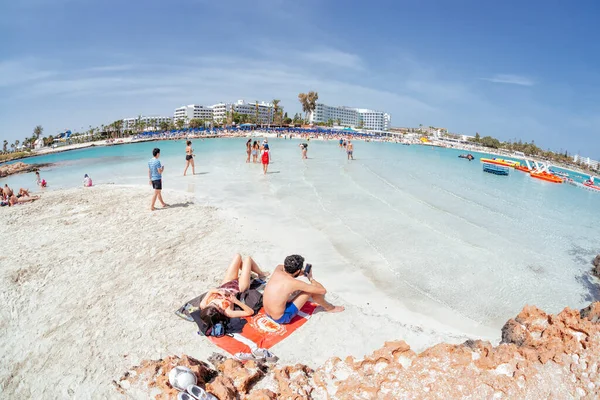 Айя Напа Кипрь Августа 2019 Года Люди Отдыхают Пляже Нисси — стоковое фото