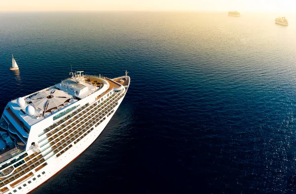 Toeristisch Cruiseschip Wateren Van Middellandse Zee Bij Zonsondergang — Stockfoto